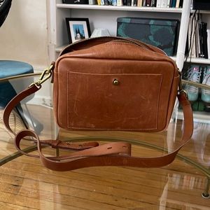 Madewell large transport camera bag in color English Saddle, EUC.